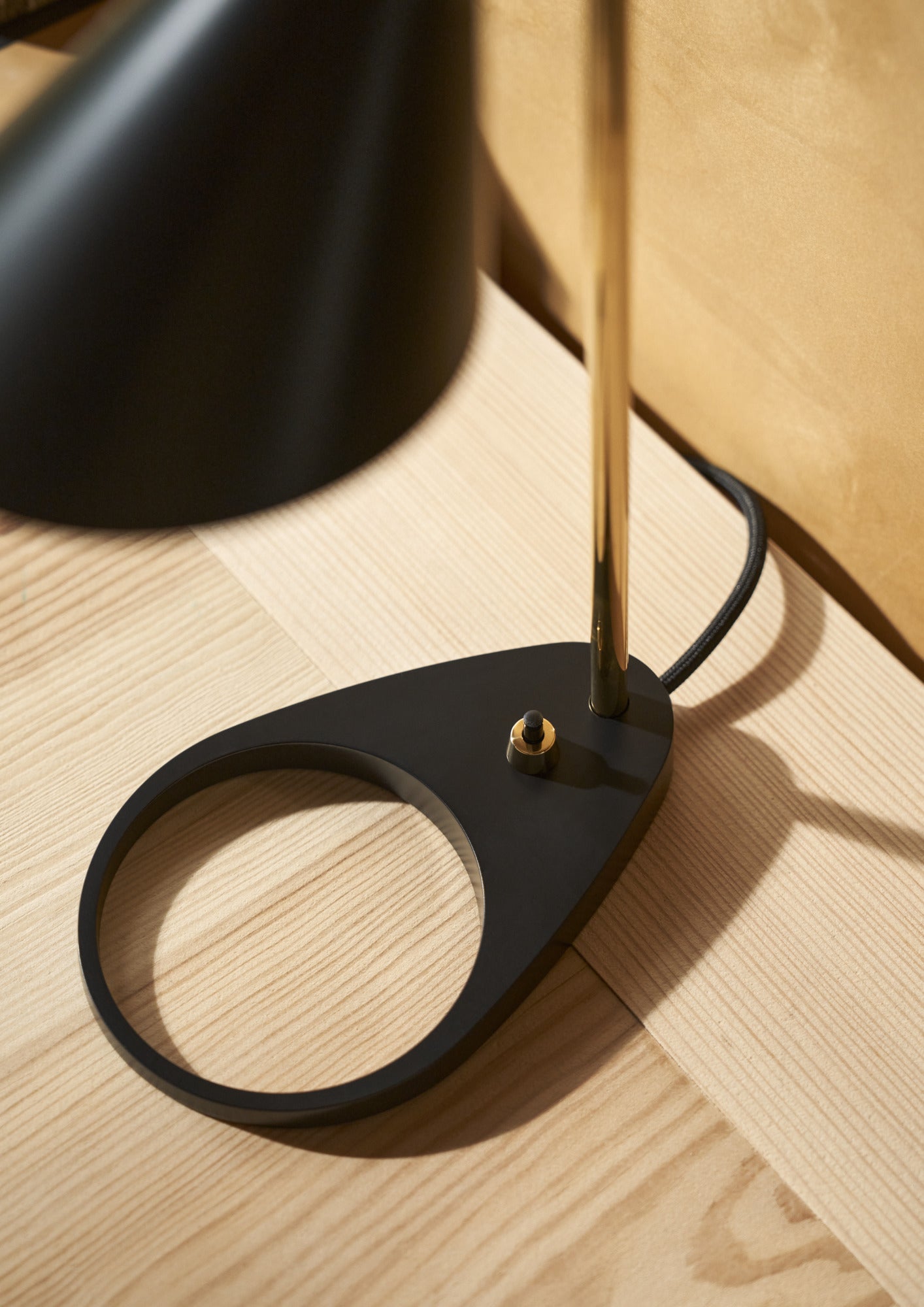 Louis Poulsen AJ Mini Bordlampe Brass/Black