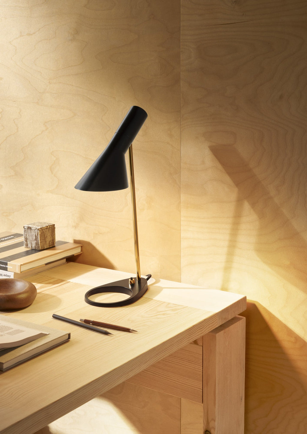 Louis Poulsen AJ Mini Bordlampe Brass/Black