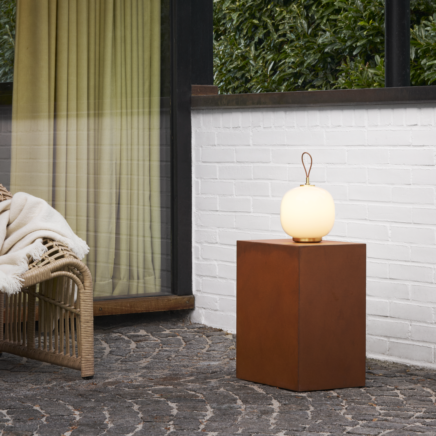 Louis Poulsen VL 45 Radiohus genopladelig Bordlampe Messing/Hvid Opal Glas