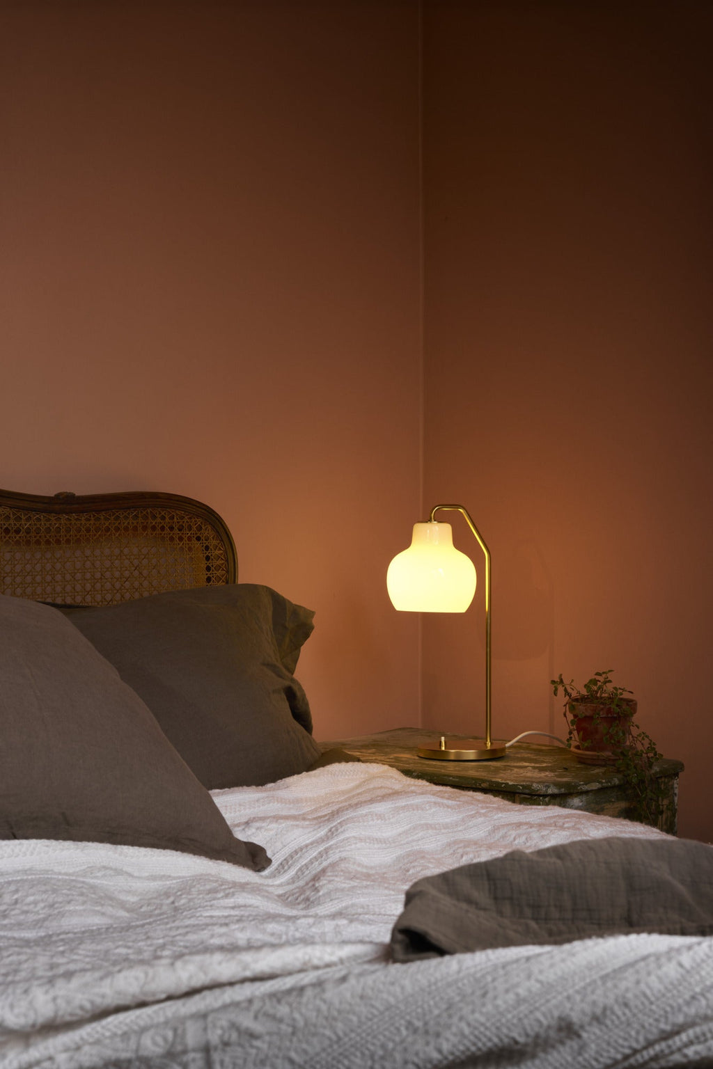 Louis Poulsen - VL Ringkrone Bordlampe – Brass / Opal Glass Ø150